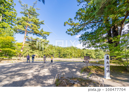 毛越寺　南大門跡　日本庭園史上特に貴重な平安時代の浄土庭園遺構　世界遺産　国の特別史跡・特別名勝 108477704