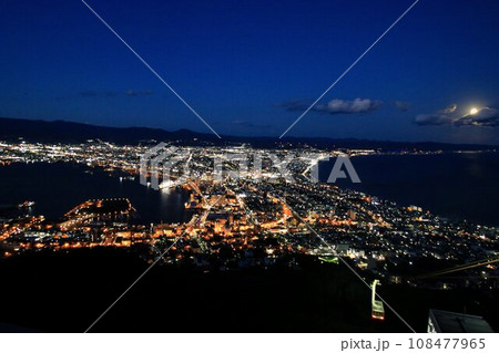 日本三大夜景・陸繋島の縊れた市街に輝く街灯りと漆黒の海のコントラスト… 函館山から眺める函館の夜景 108477965