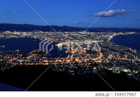 日本三大夜景・陸繋島の縊れた市街に輝く街灯りと漆黒の海のコントラスト… 函館山から眺める函館の夜景 108477967