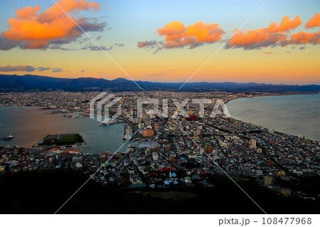 日本三大夜景・陸繋島の縊れた市街に輝く街灯りと漆黒の海のコントラスト… 函館山から眺める函館の夜景 108477968