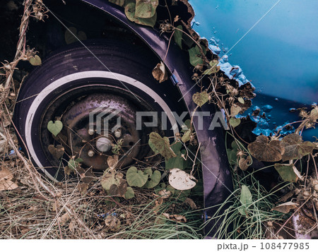 捨てられた車 108477985