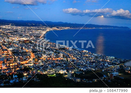 日本三大夜景・輝く街灯りと漆黒の海… 函館山から眺める『函館の夜景』と『満月』 108477990
