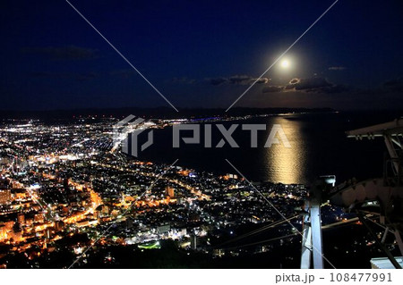 日本三大夜景・輝く街灯りと漆黒の海… 函館山から眺める『函館の夜景』と『満月』 日本三大夜景・輝く街灯りと漆黒の海… 函館山から眺める『函館の夜景』と『満月』 108477991