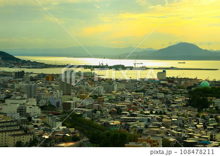 函館山の麓に幕末の開港から函館経済を下支えしてきた造船所… 夕景の『函館どつく』 108478211