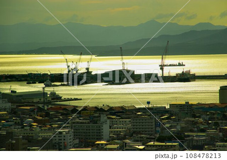 函館山の麓に幕末の開港から函館経済を下支えしてきた造船所… 夕景の『函館どつく』 函館山の麓に幕末の開港から函館経済を下支えしてきた造船所… 夕景の『函館どつく』 108478213