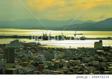 函館山の麓に幕末の開港から函館経済を下支えしてきた造船所… 夕景の『函館どつく』 108478214