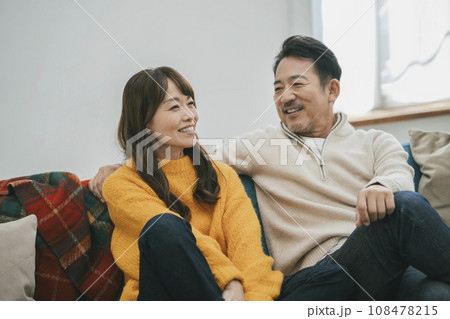 笑顔の50代の夫婦 笑顔の50代の夫婦 108478215