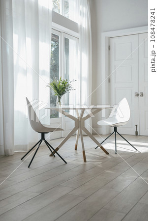 花瓶の置かれたダイニングテーブル　窓辺　花のある暮らし　イメージ 108478241