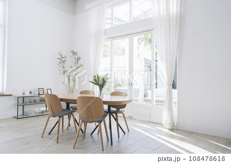 花瓶の置かれたダイニングテーブル  花瓶の置かれたダイニングテーブル  108478618