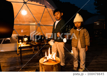 スエーデントーチで焼きマシュマロを作る子供 108478645