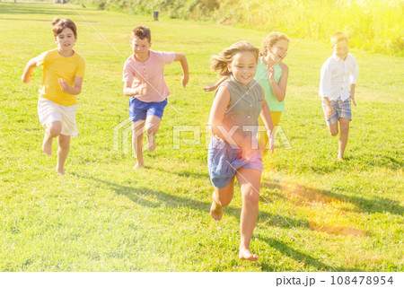 Children jogging together in the park and having fun 108478954