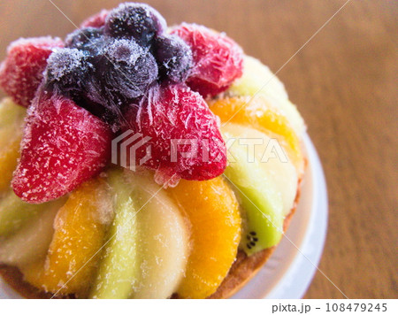 デザート　ホールケーキ　フルーツタルト 108479245