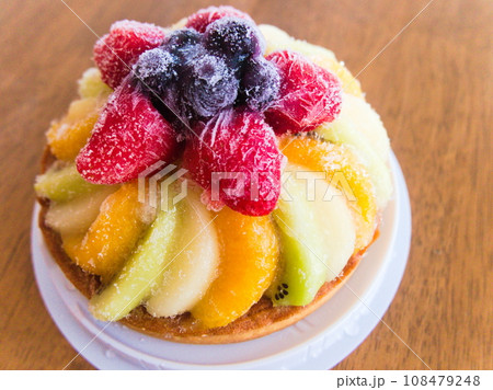 デザート　ホールケーキ　フルーツタルト 108479248