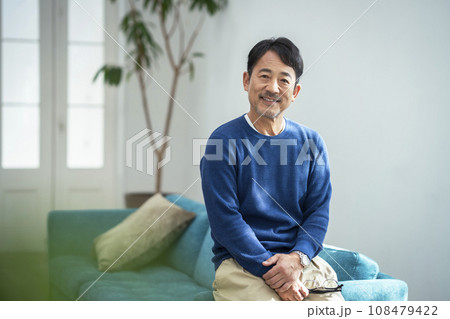 カメラ目線で笑顔の50代の男性　ポートレート 108479422
