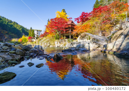 リフレクションが綺麗な大井平公園の紅葉(愛知県豊田市稲武町) リフレクションが綺麗な大井平公園の紅葉(愛知県豊田市稲武町) 108480172
