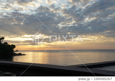 サメット島の夕景 108480267