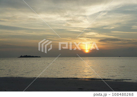 サメット島の朝日 108480268