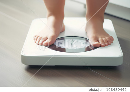 体重計に乗るぽっちゃり女性の足元　AI生成 108480442