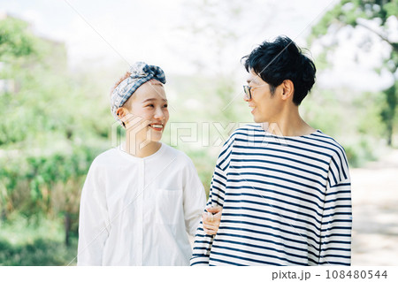 腕を組んで散歩をするカップル 108480544