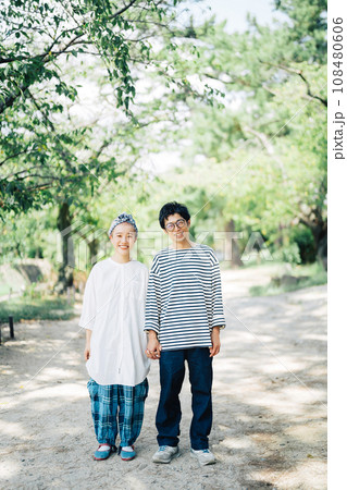 手を繋ぐカップル 108480606