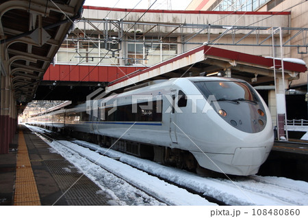 冬の越後湯沢駅に停車中の特急はくたか（681系ホワイトウイング） 108480860
