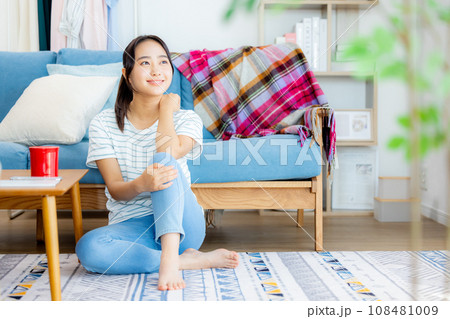 リビングでくつろぐ若い女性 リビングでくつろぐ若い女性 108481009