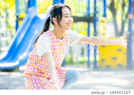 公園で遊ぶ保育士 公園で遊ぶ保育士 108481107