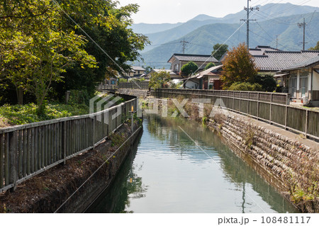 市街地を流れる拾ヶ堰【安曇野市】 108481117