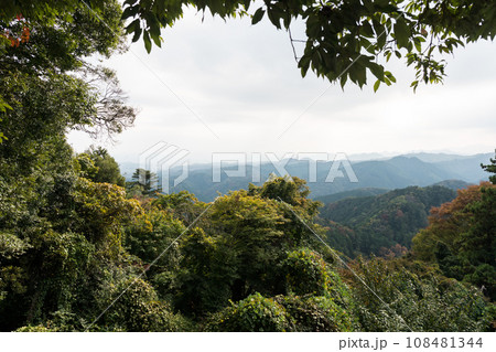 高尾山からの眺め 秋晴れの青空 東京都八王子市 高尾山からの眺め 秋晴れの青空 東京都八王子市 108481344