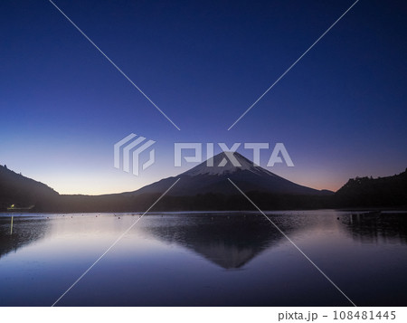 （山梨県）夜明け前の精進湖から望む富士山 108481445