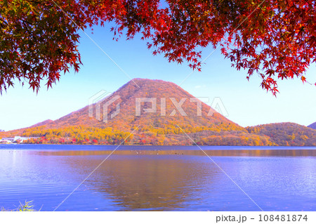 紅葉と榛名富士 紅葉と榛名富士 108481874