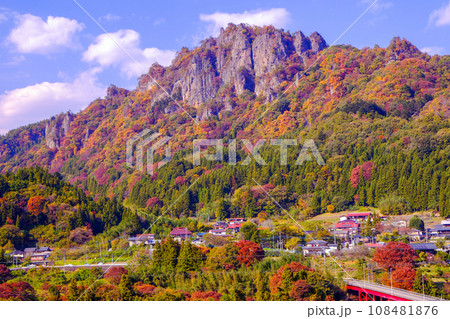 紅葉の岩櫃山 108481876