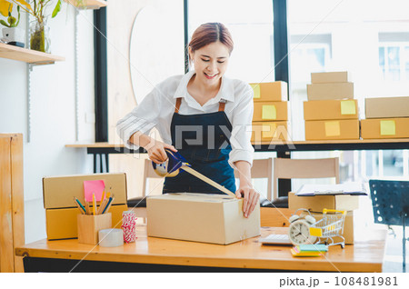 Online small business owners are packing their ordered products into the boxes for their customers based on the concept of online shopping - online shopping. 108481981