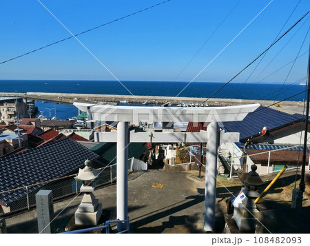 三重県鳥羽市神島　八代神社の鳥居と海 108482093