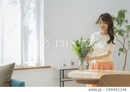 花を飾る50代の女性 花を飾る50代の女性 108482146