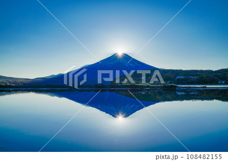 （山梨県）山中湖・平野の浜から観るダブル・ダイヤモンド富士 108482155
