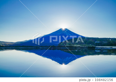 (山梨県)山中湖・平野の浜から観るダブル・ダイヤモンド富士 (山梨県)山中湖・平野の浜から観るダブル・ダイヤモンド富士 108482156