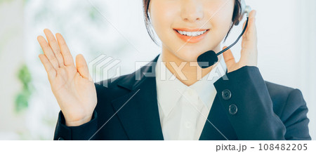 ヘッドセットをつけたスーツの女性 108482205