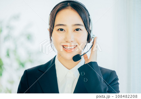 ヘッドセットをつけたスーツの女性 108482208