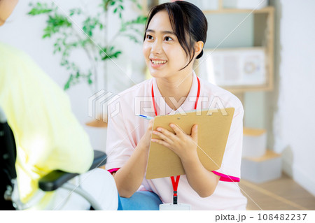 若い女性、介護士、車いす 108482237