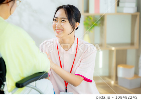若い女性、介護士、車いす 108482245