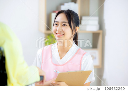 若い介護士 若い介護士 108482260