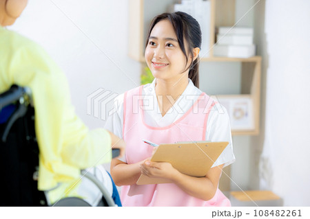 若い介護士 108482261