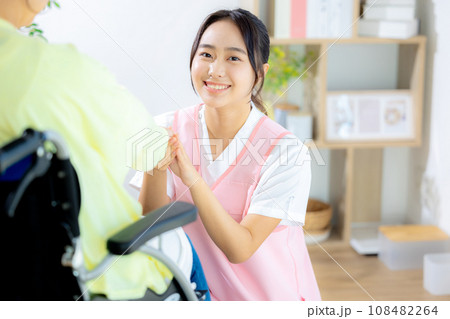 若い介護士 108482264