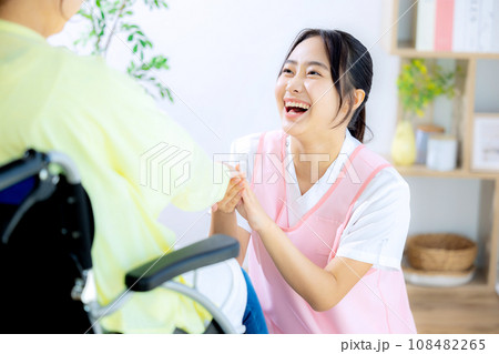 若い介護士 若い介護士 108482265