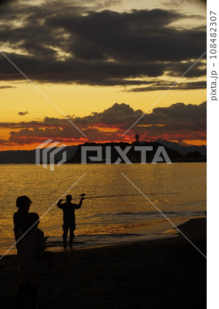 夕焼けと釣り人 108482307