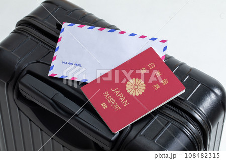 パスポートとスーツケース passport and suitcase パスポートとスーツケース passport and suitcase 108482315