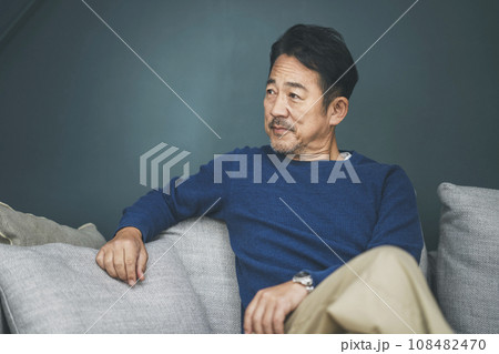 ソファに座った50代の男性 ポートレート ソファに座った50代の男性 ポートレート 108482470