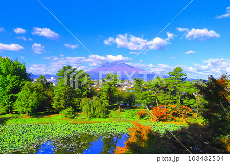 色づいた紅葉の弘前城内濠と新雪の岩木山 色づいた紅葉の弘前城内濠と新雪の岩木山 108482504