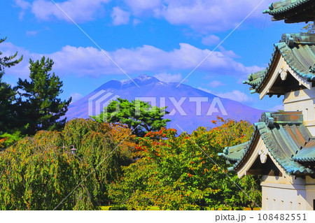 新雪の岩木山と紅葉の弘前公園 新雪の岩木山と紅葉の弘前公園 108482551